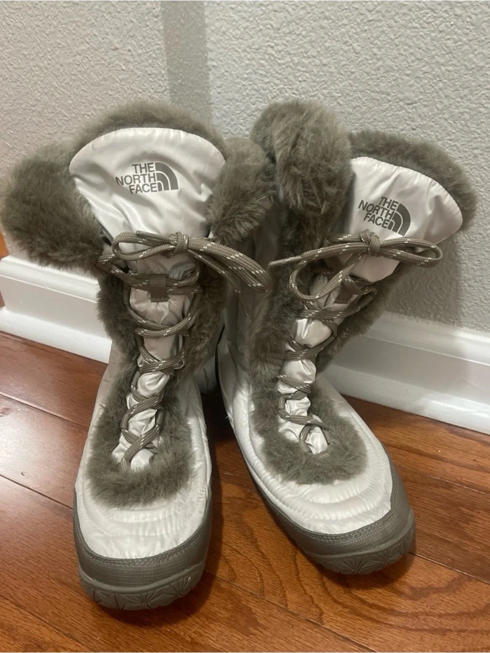 The North Face Icepick Nuptse faux fur Winter Boots Women's Size 8 ivory